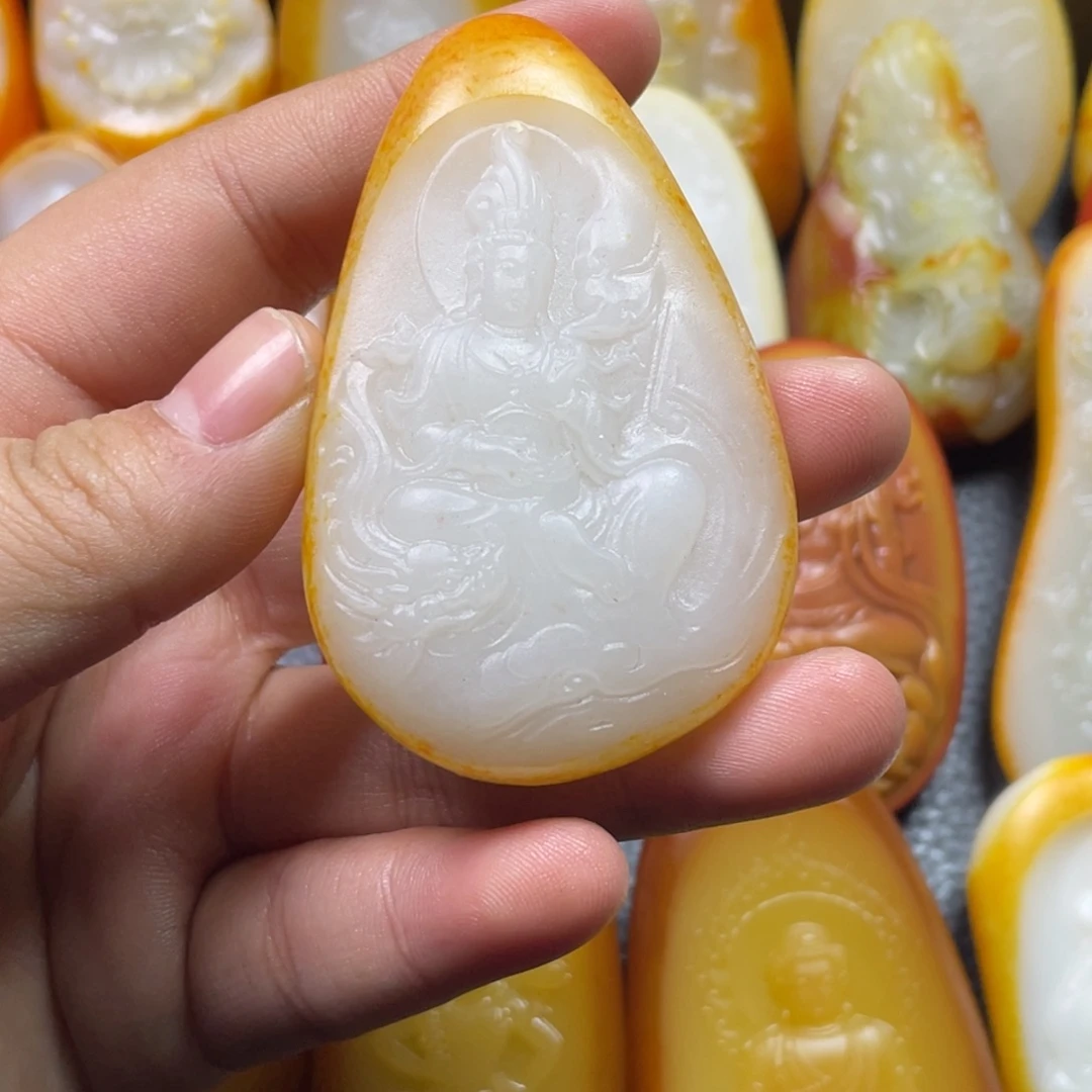 梁***雷和田玉未镶嵌颈饰