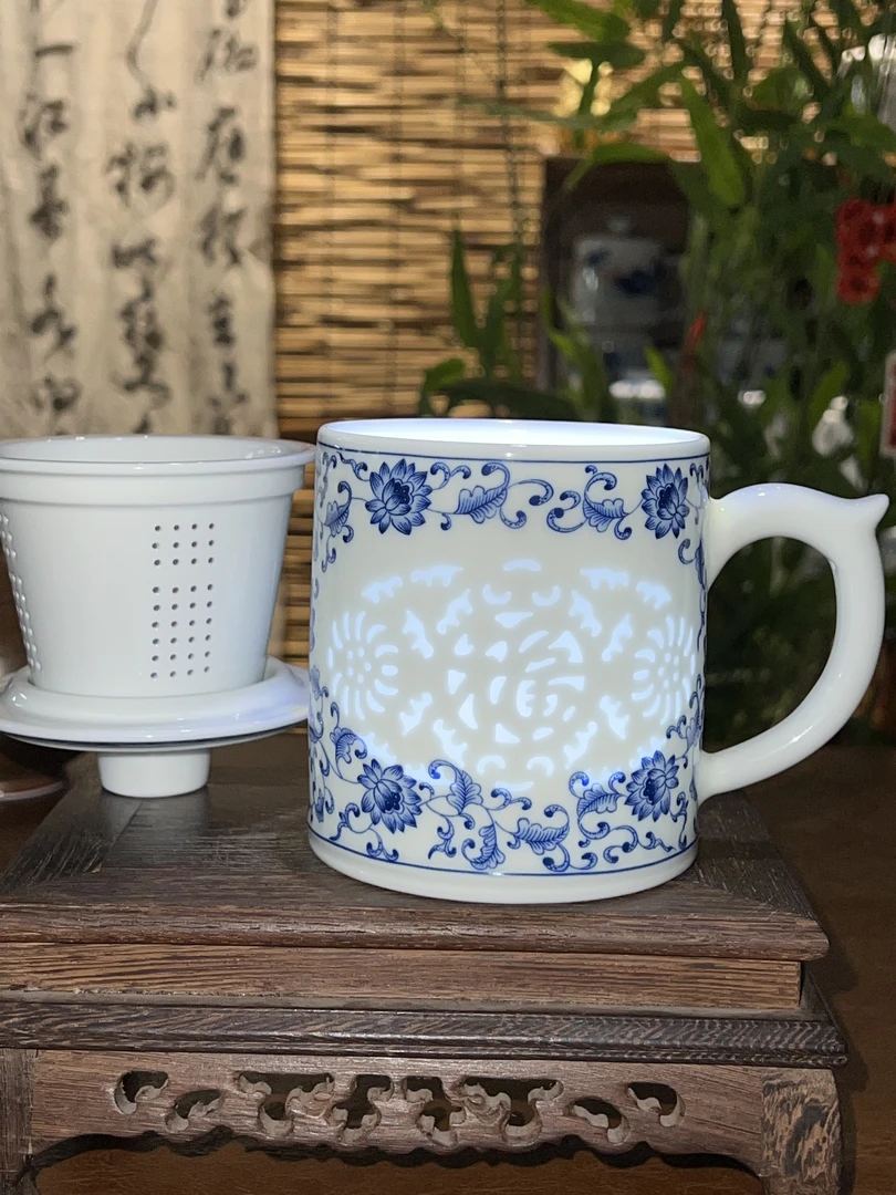 景德镇青花缠枝莲玲珑陶瓷泡茶杯茶水分离办公杯家用带盖陶瓷水杯