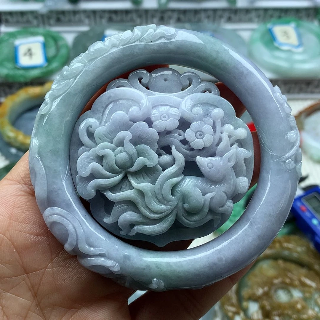 翡翠手镯未镶嵌?复古风格