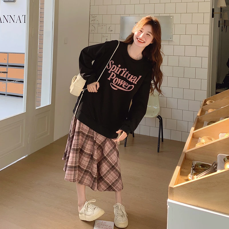 黑粉假两件拼接卫衣连衣裙女2025春季新款慵懒风字母印花格子长裙