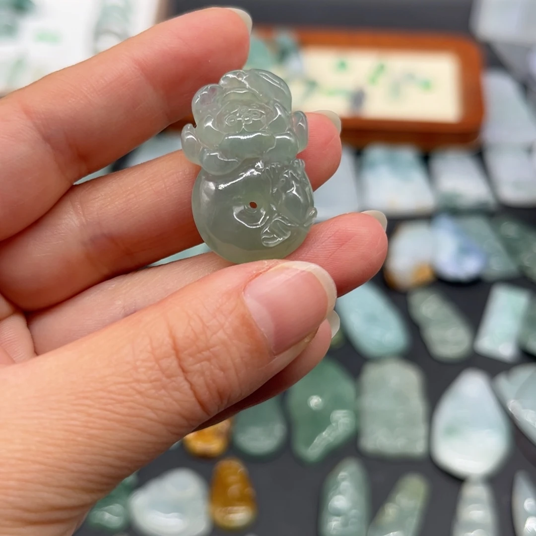 翡翠未镶嵌颈饰莲花扣