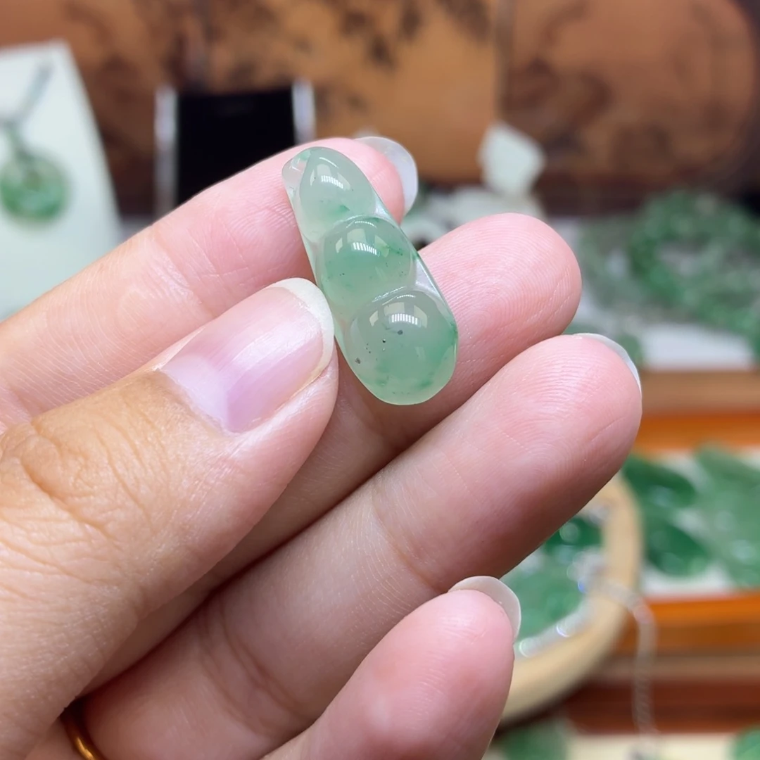 石英质玉（非洲翠）未镶嵌颈饰