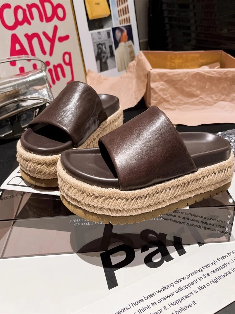 2025年新款皮面草编厚底松糕拖鞋外穿沙滩一字凉拖鞋女鞋托小皮鞋