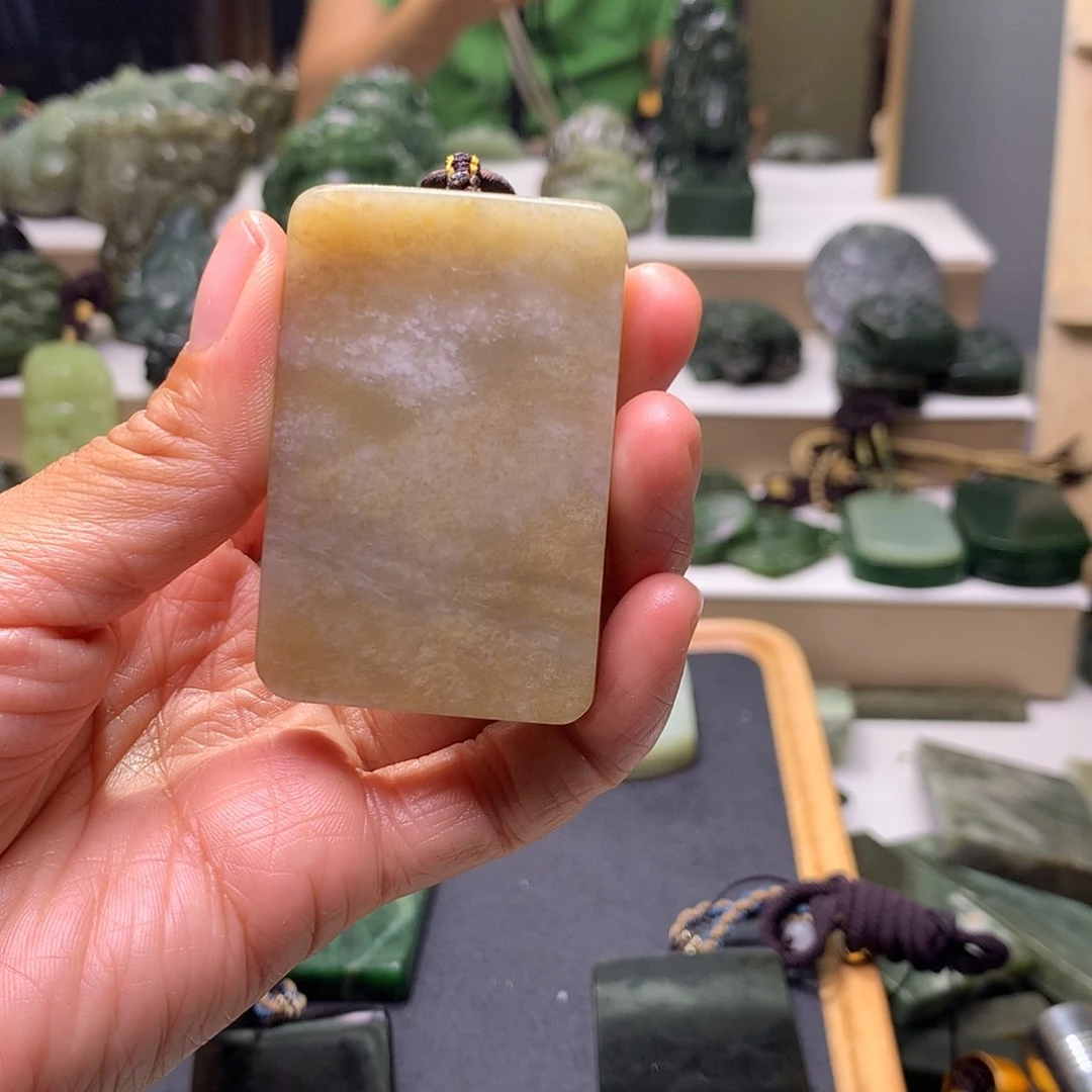 颈饰未镶嵌透闪石质玉