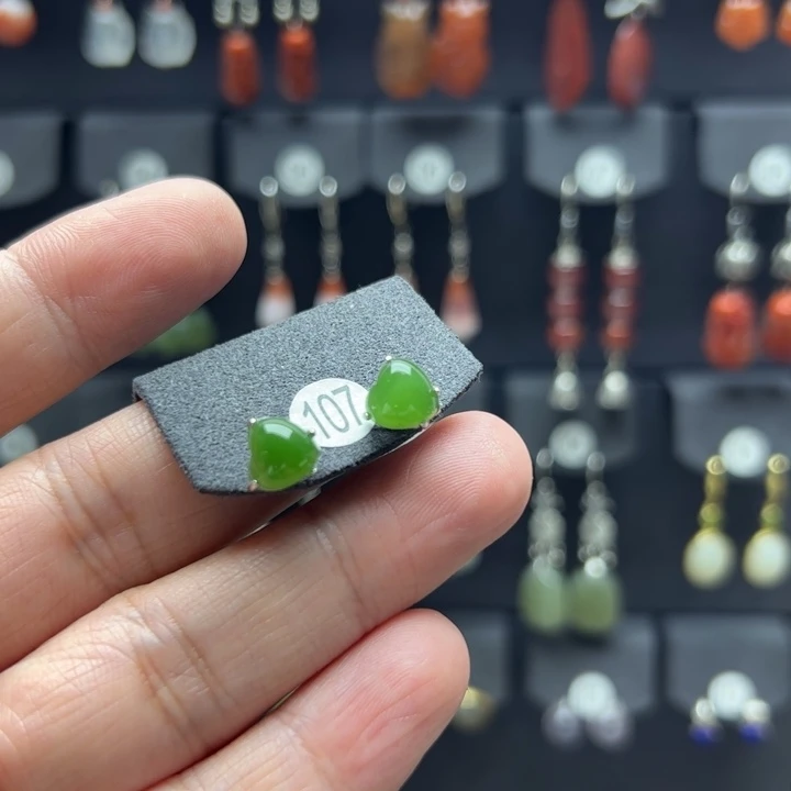 白***慧和田玉（碧玉）银S925镶嵌耳饰