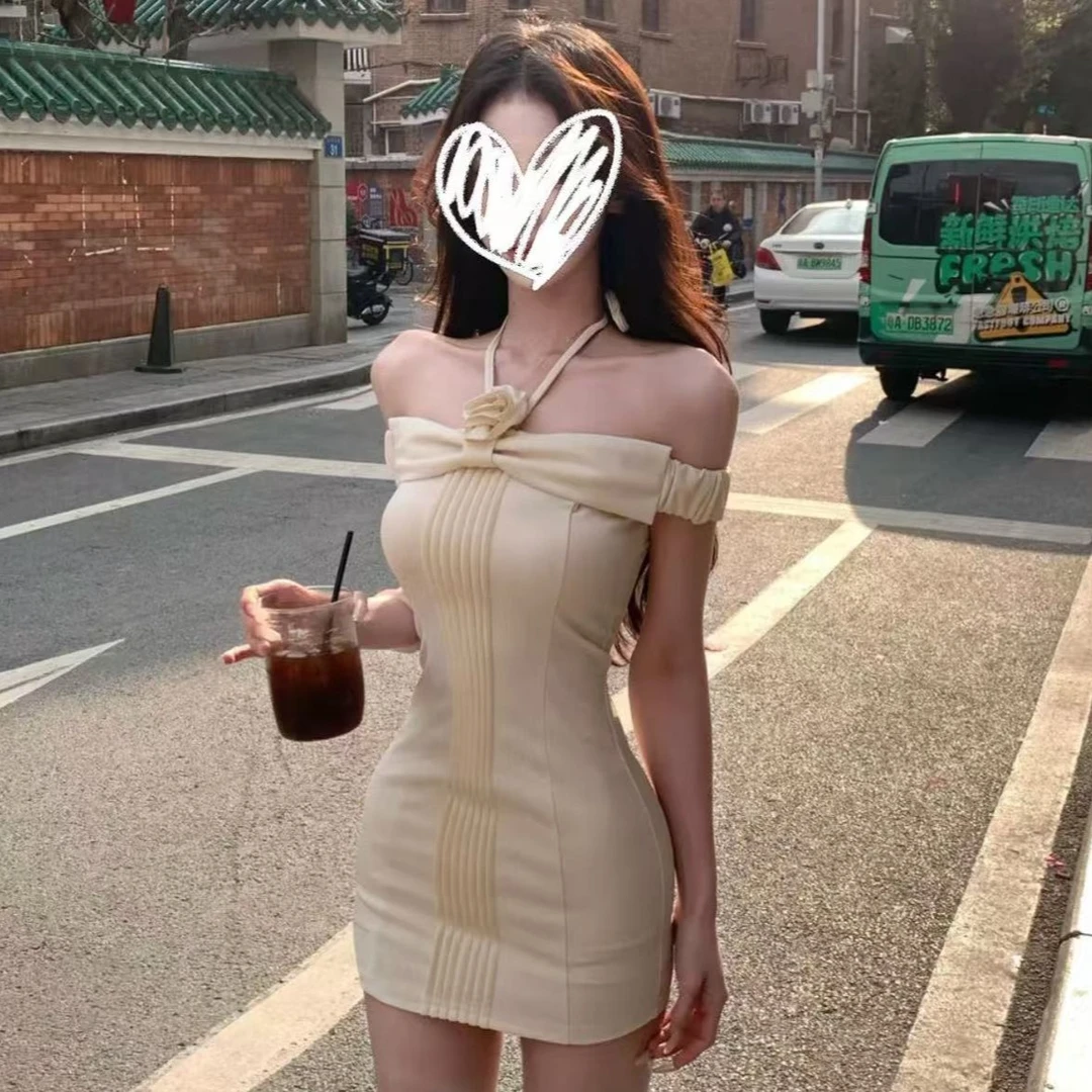 纯欲小众辣妹修身收腰自带花朵可挂脖一字肩包臀裙