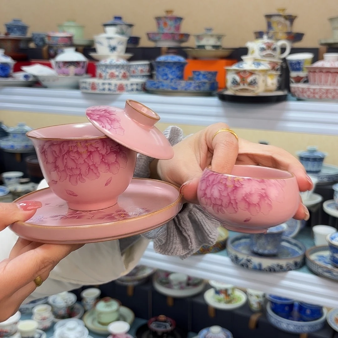 盖碗里放上适量水烧至