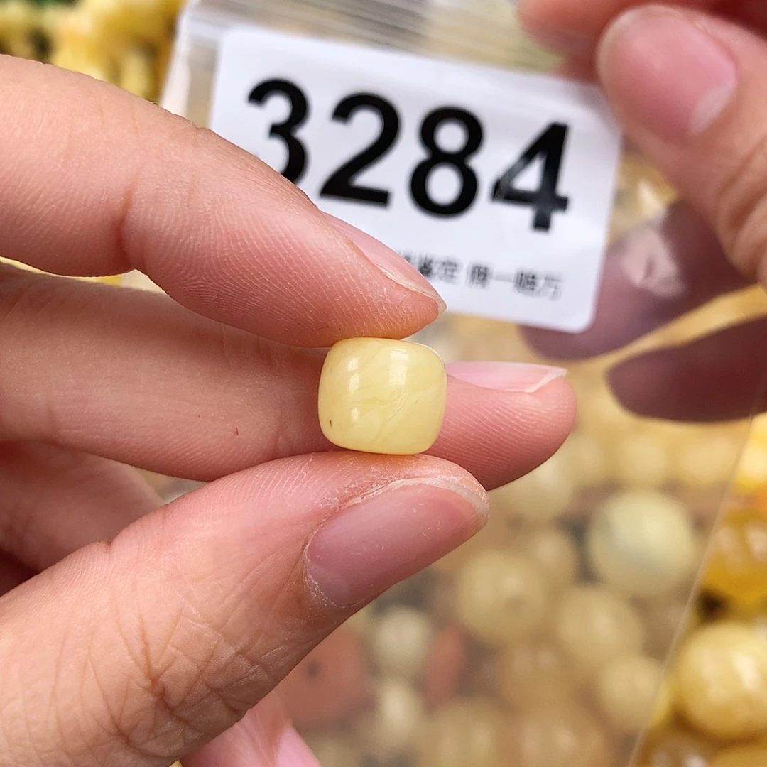 未镶嵌琥珀珠宝奇石10.3