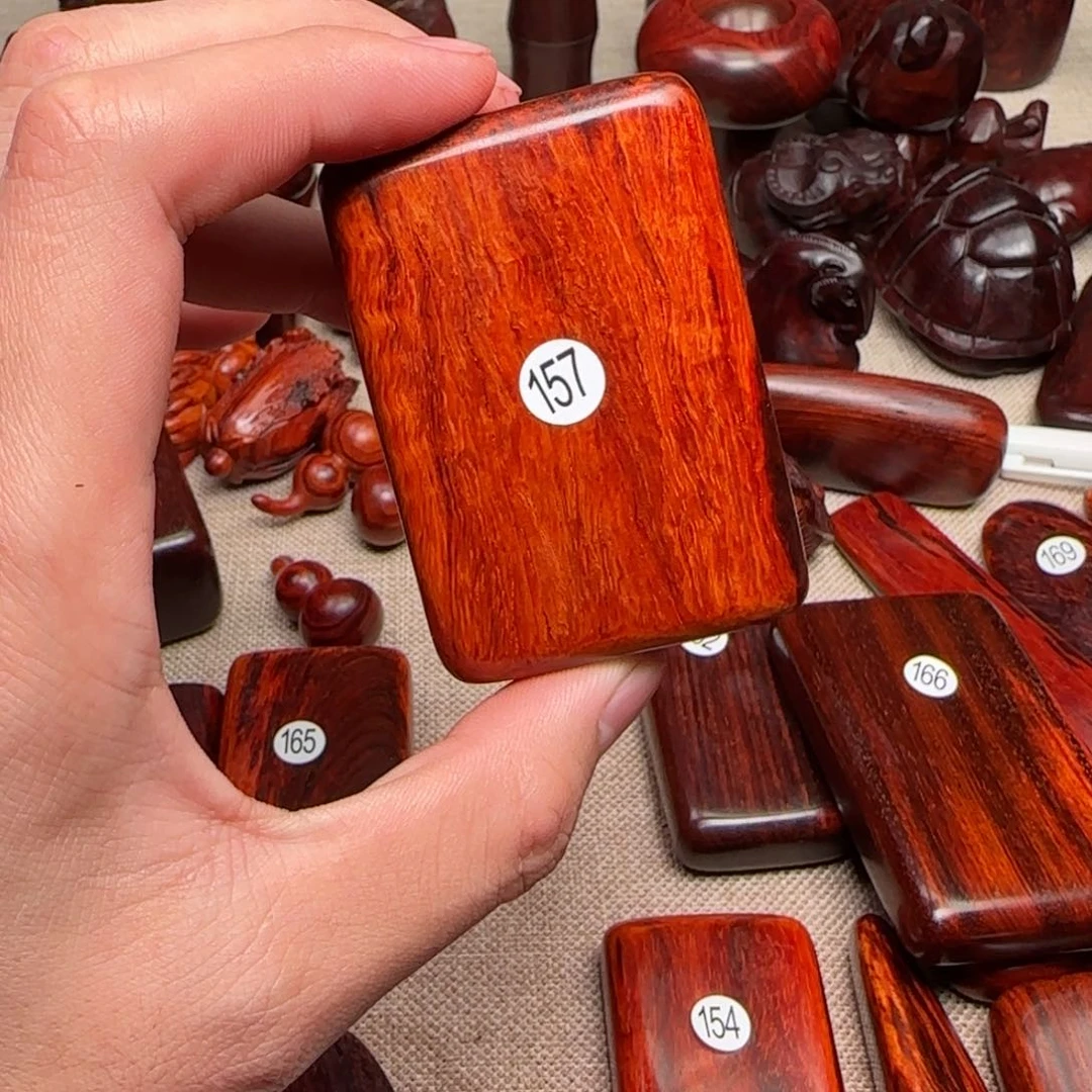 檀香紫檀（小叶紫檀）向**木