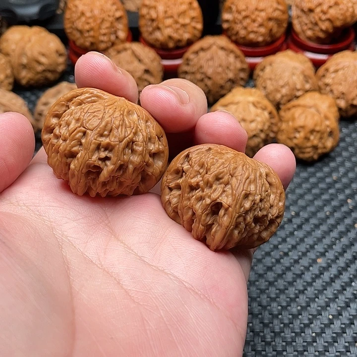 曾***.文玩核桃把件磨盘