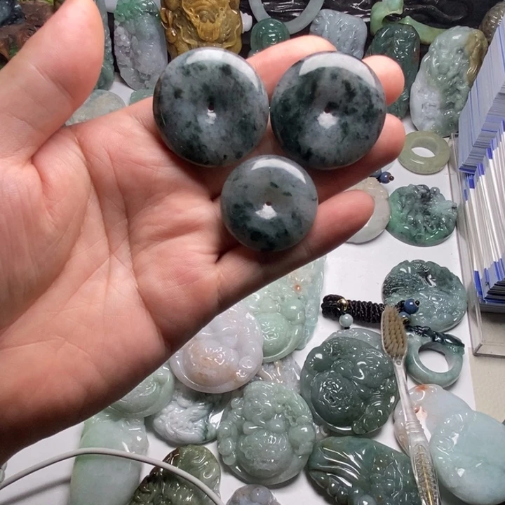 新***星翡翠未镶嵌颈饰平安扣