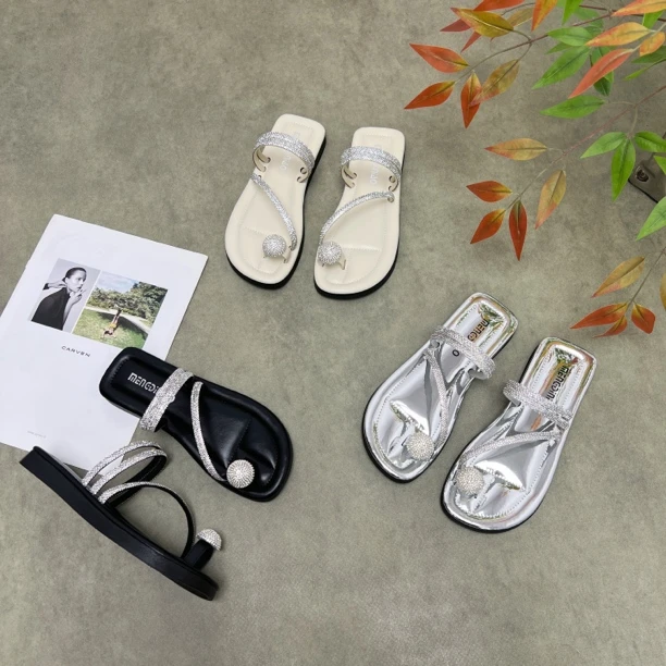 平底套趾银色凉拖鞋夏季外穿2025年新款仙女鞋子沙滩软底水钻凉鞋