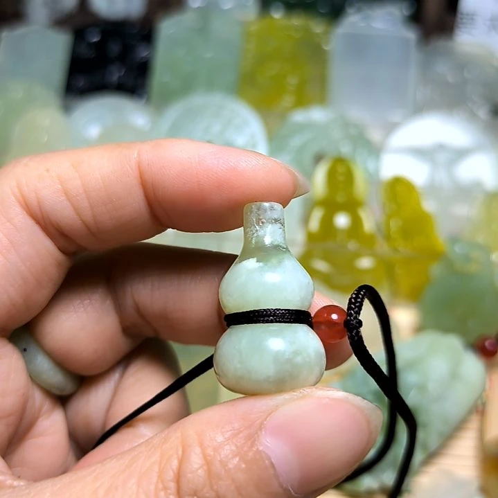 岫玉吊坠(不含链)未镶嵌明**影