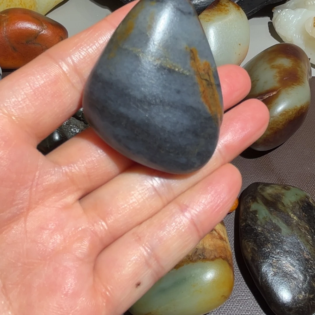 和田玉（糖玉）未镶嵌挂件和田玉46克