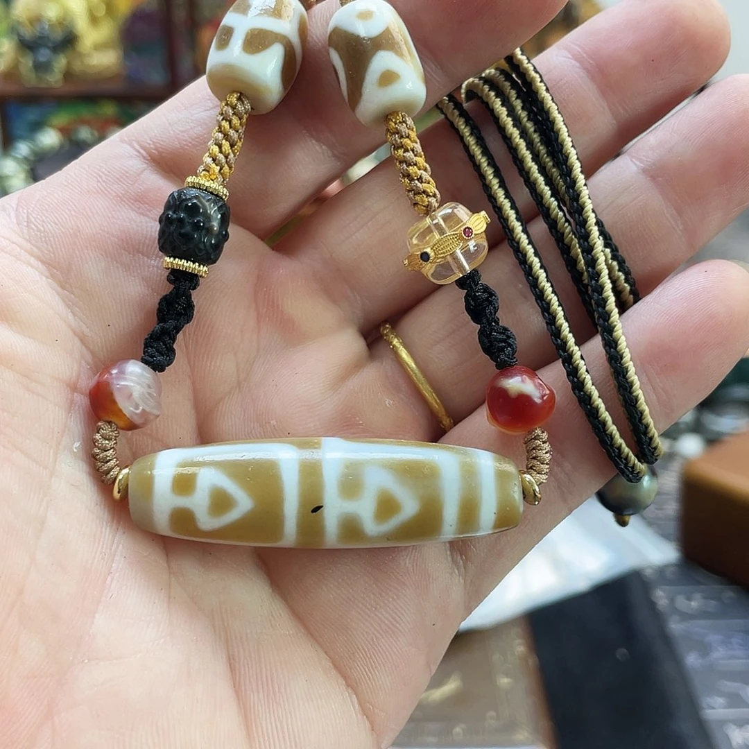 未镶嵌多样性发一条玛瑙/玉髓