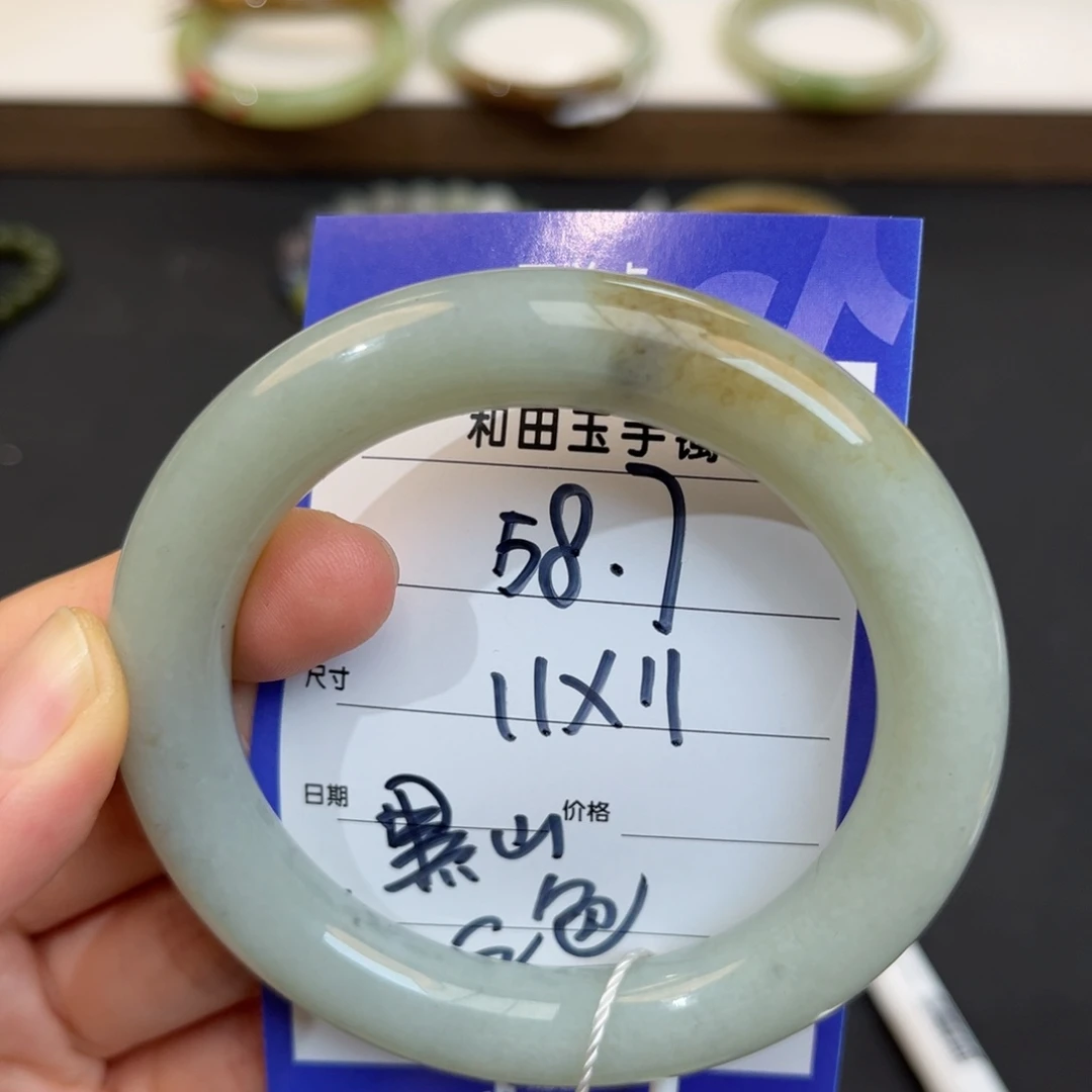 和田玉未镶嵌手镯