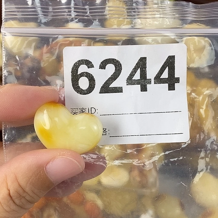 蜜蜡未镶嵌珠宝奇石