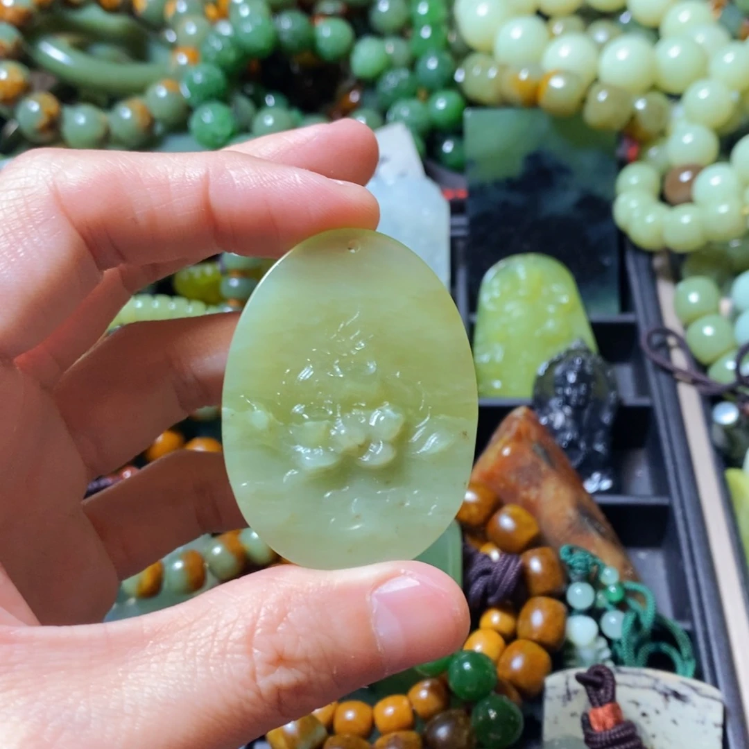 蛇纹石玉未镶嵌颈饰