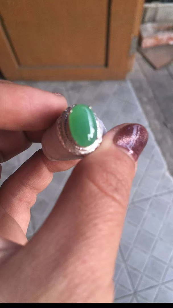 一颗翡翠绿色蛋面