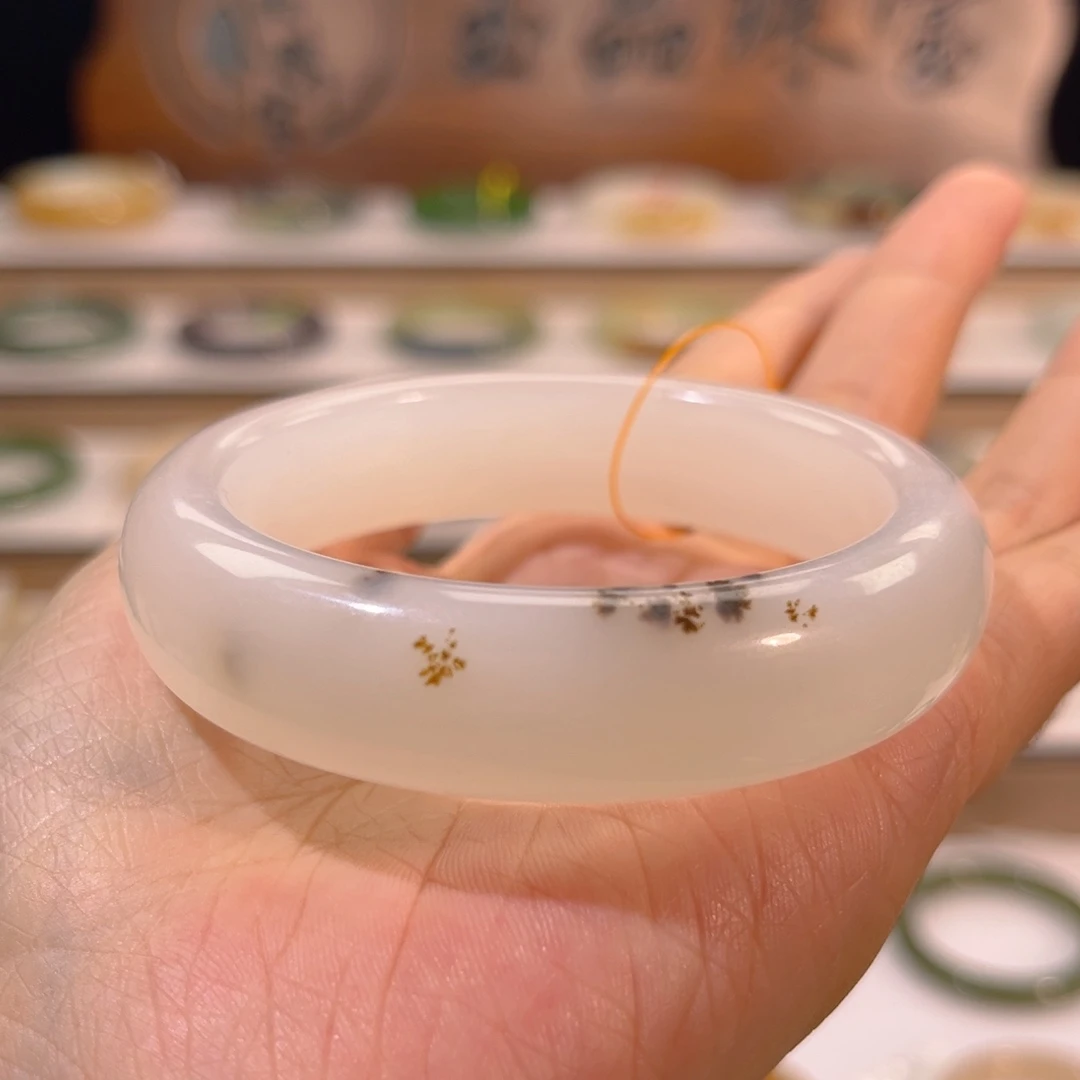 和田玉未镶嵌手镯    「冰白桂花糕」特色