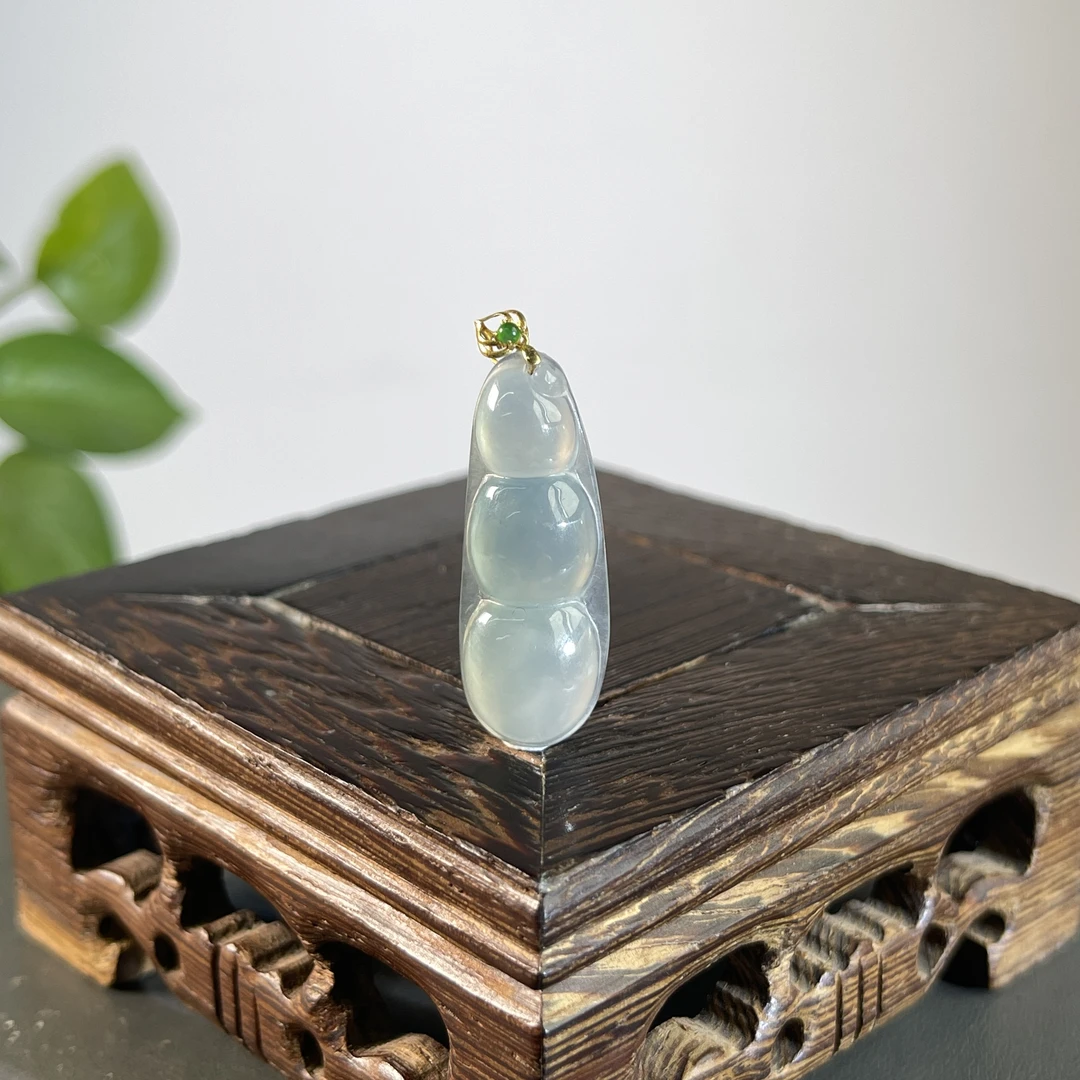 JTB05-84 天然缅甸A货翡翠  18K扣头福豆