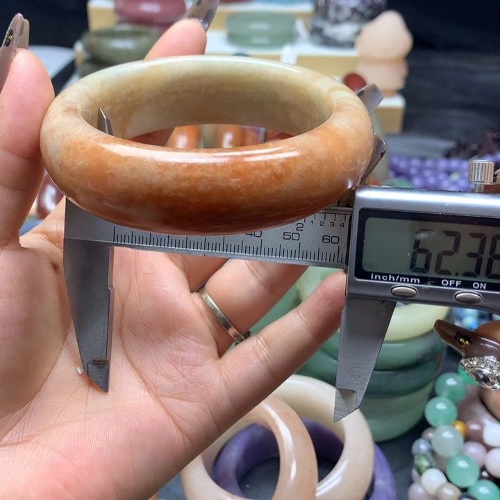 未镶嵌手镯石英质玉