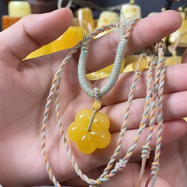 琥珀未镶嵌裸石小花吊坠