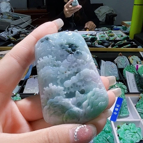 翡翠未镶嵌颈饰一个