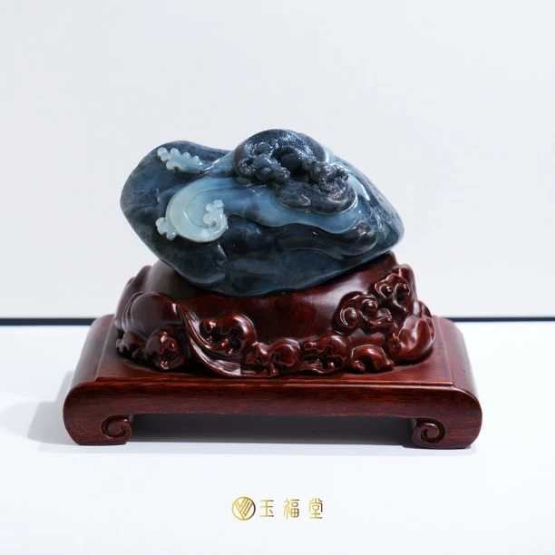 玉福堂 | 新疆和田玉青花籽摆件 | 扭转乾坤