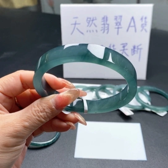 翡翠手镯未镶嵌即****。65尺寸不退换