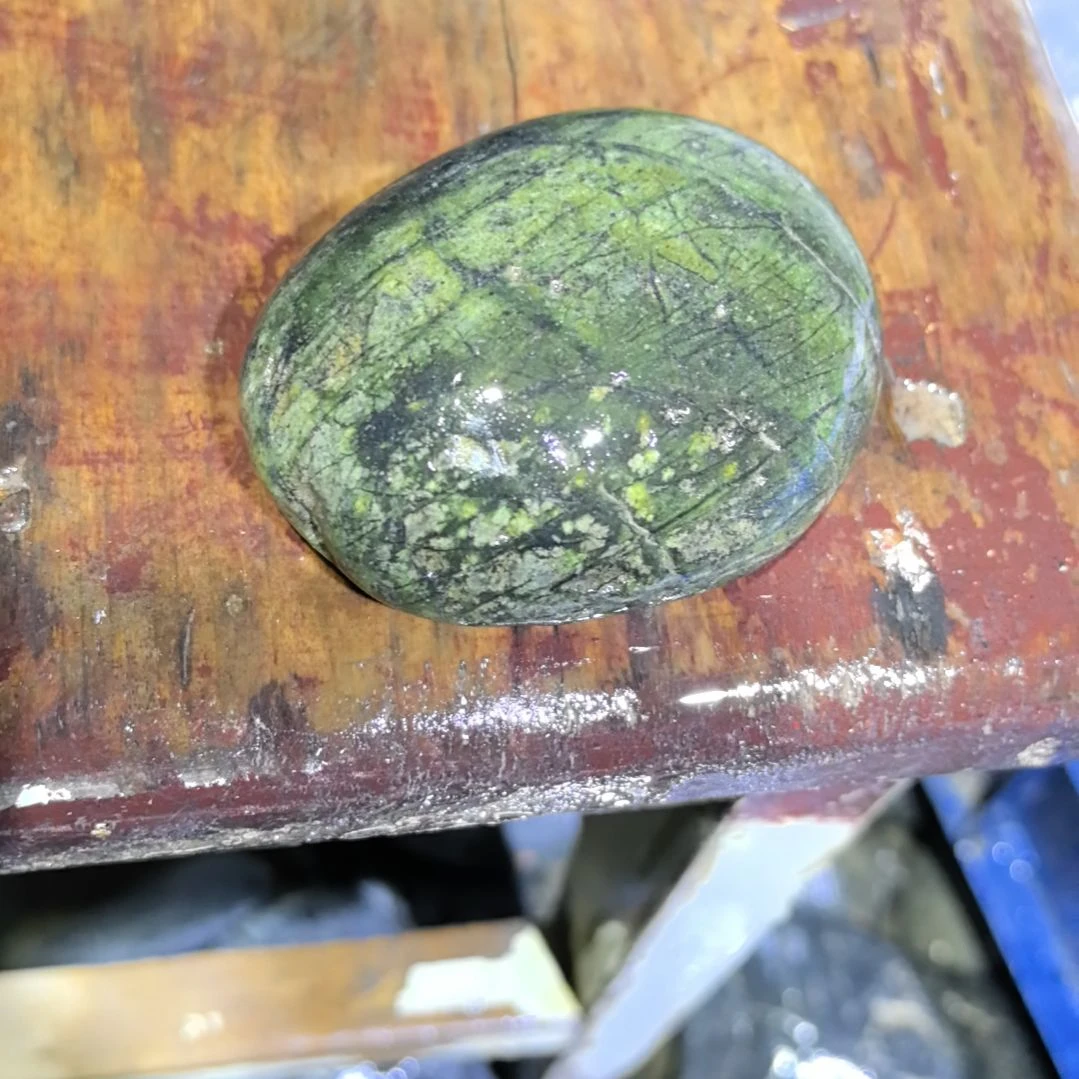 绿***齐藏玉药王石原石一个摆件