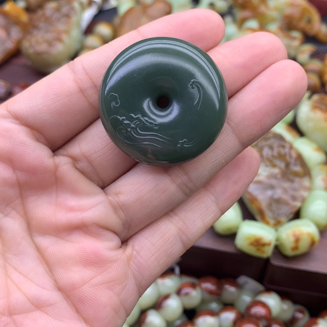 颈饰未镶嵌岫岩老玉（透闪石质玉）