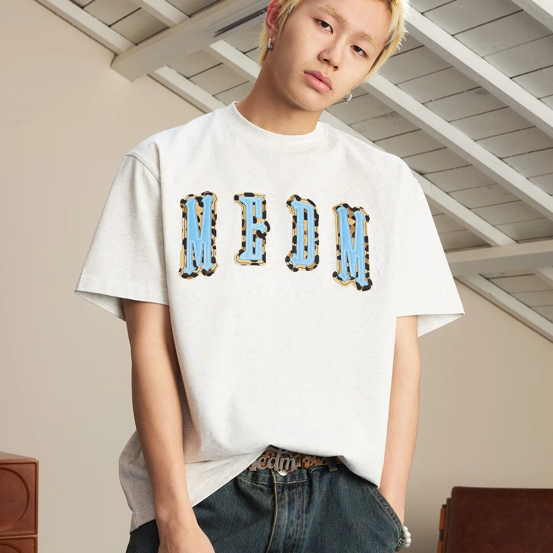 专属MEDM字母贴皮短袖T恤男士2025新款美式复古休闲五分半袖上衣