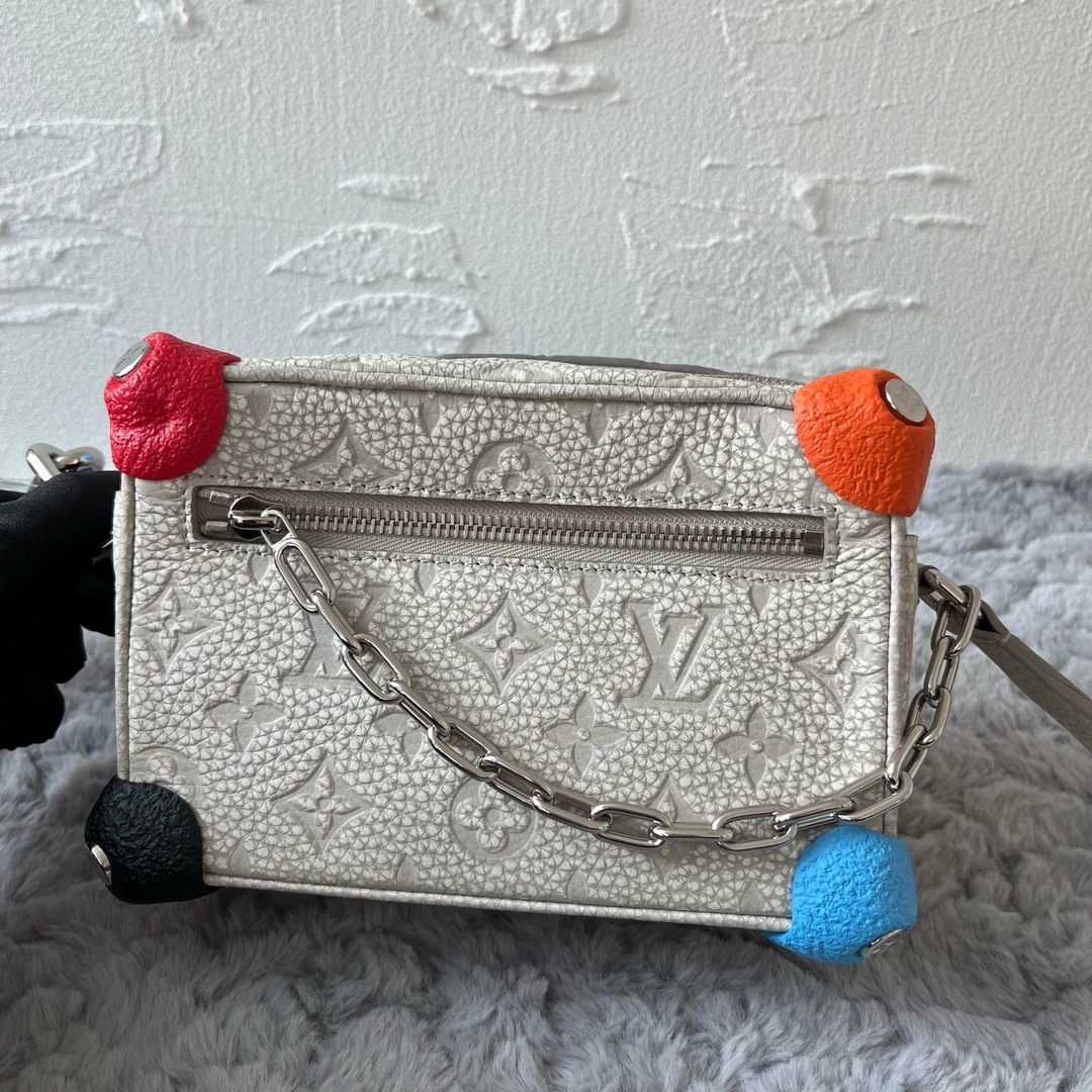 99新 LouisVuitton/路易威登 威攀岩盒子包/银扣压纹灰色芯片款Y