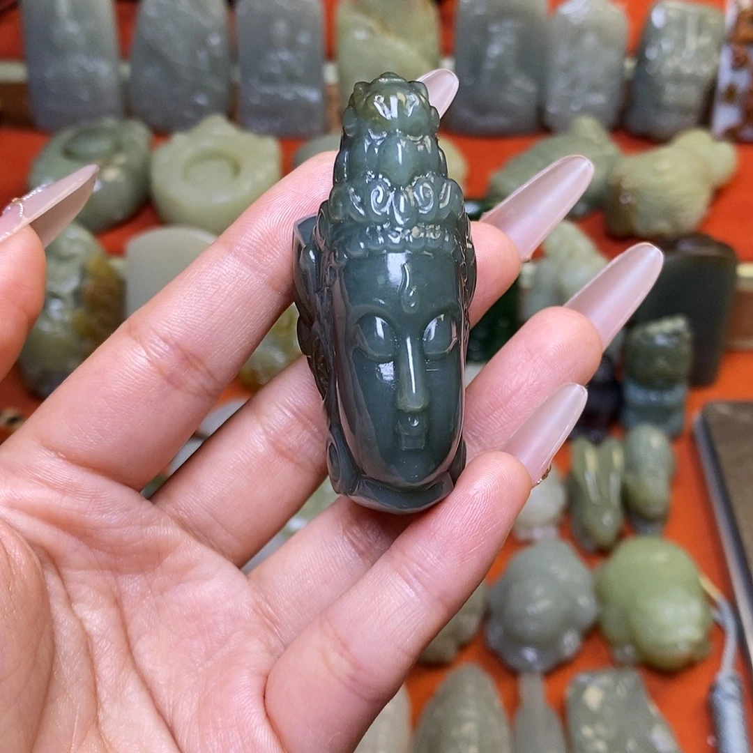 和田玉未镶嵌颈饰有瑕疵