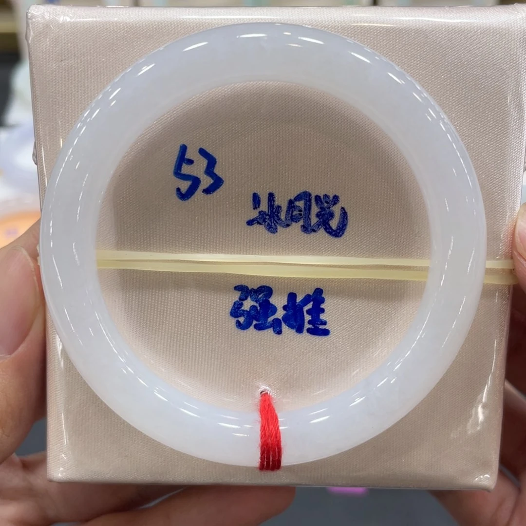 翡翠手镯未镶嵌翡翠手镯