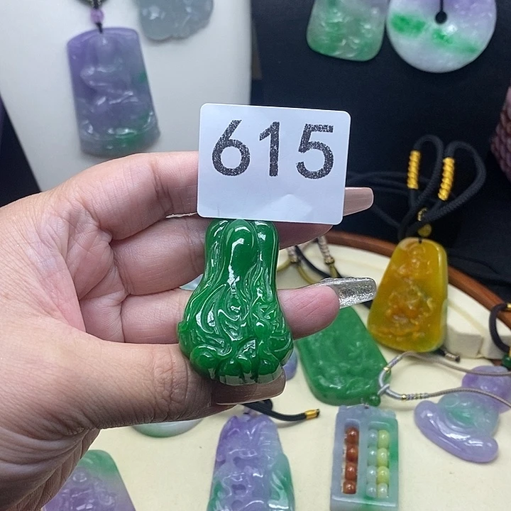 翡翠未镶嵌吊坠(赠链)