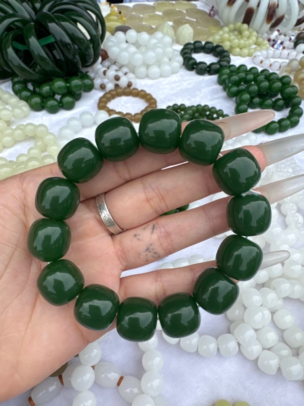 高端大气菠菜绿老型珠手串 卡16