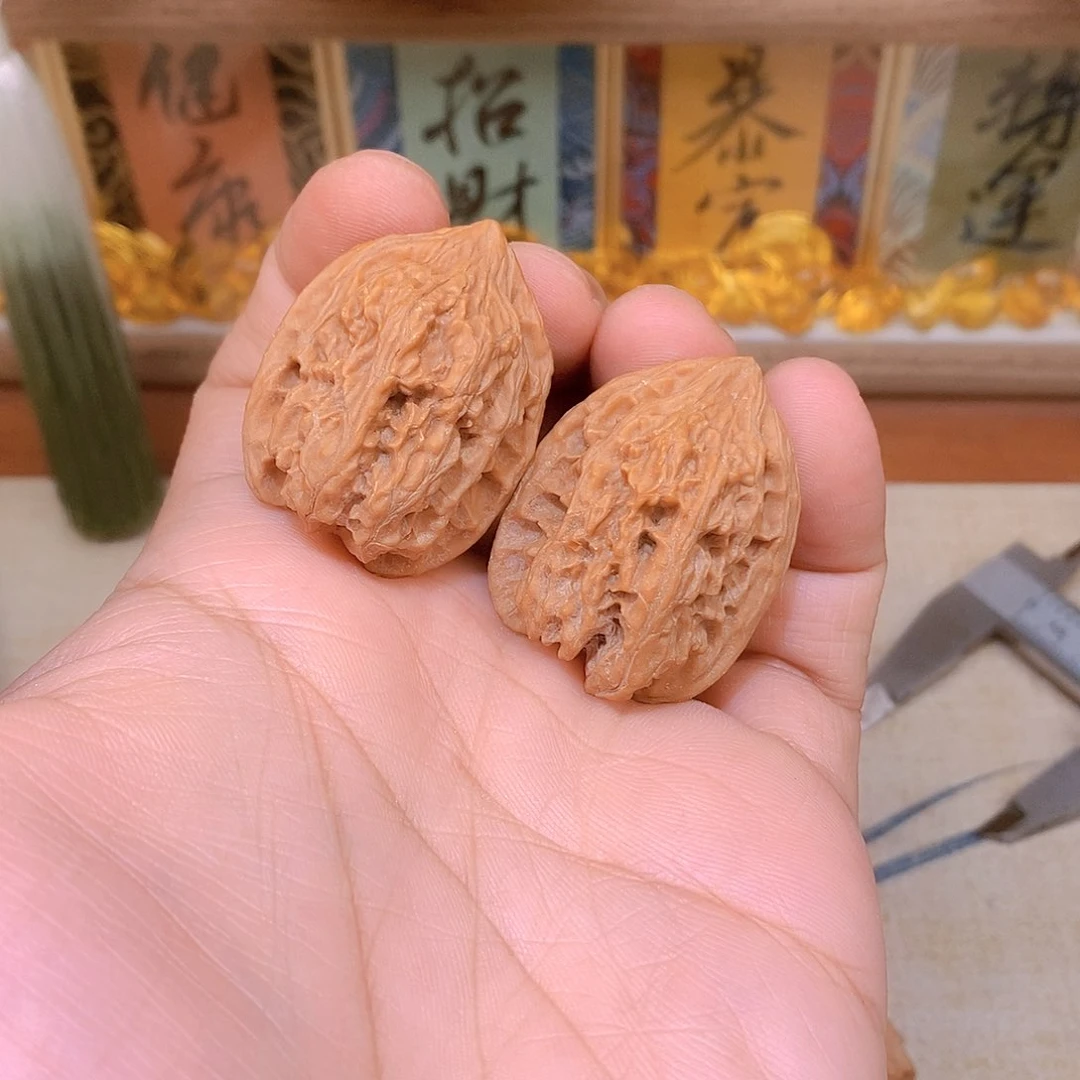 文玩核桃把件龙脊鸡心