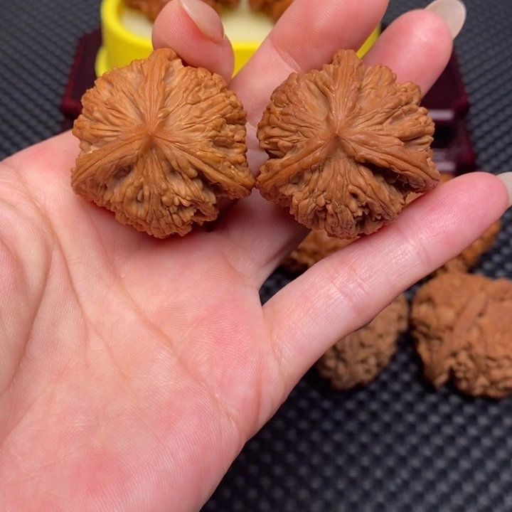 文玩核桃吊坠虎头奔