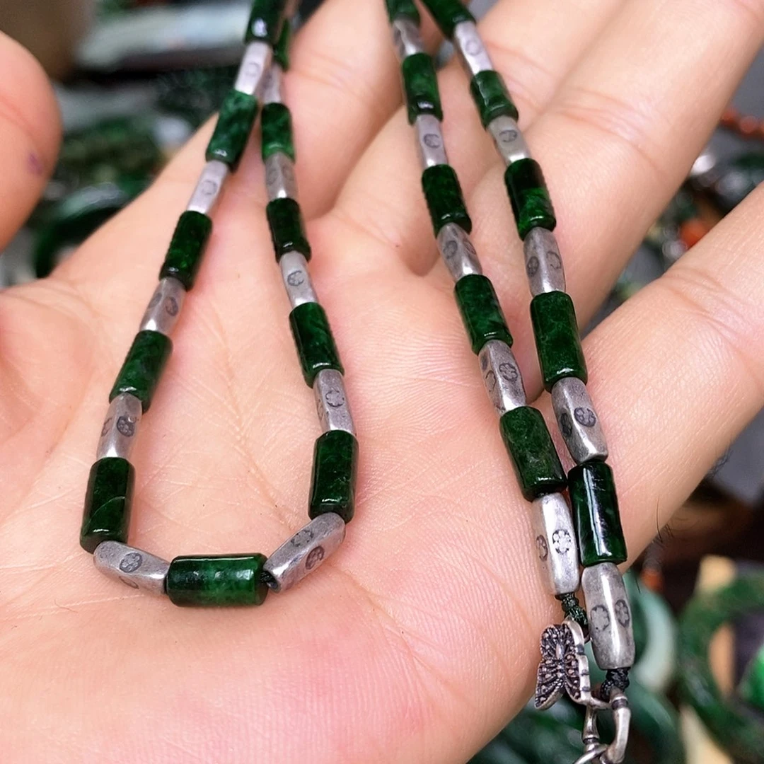 翡翠未镶嵌颈饰漂亮美眉