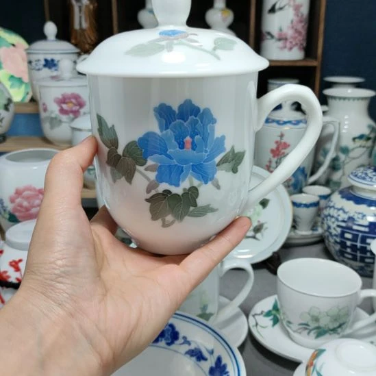 微瑕疵，大容量600手绘釉下彩蓝牡丹老板杯