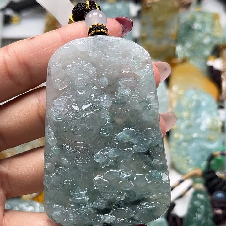 翡翠未镶嵌颈饰山水财神