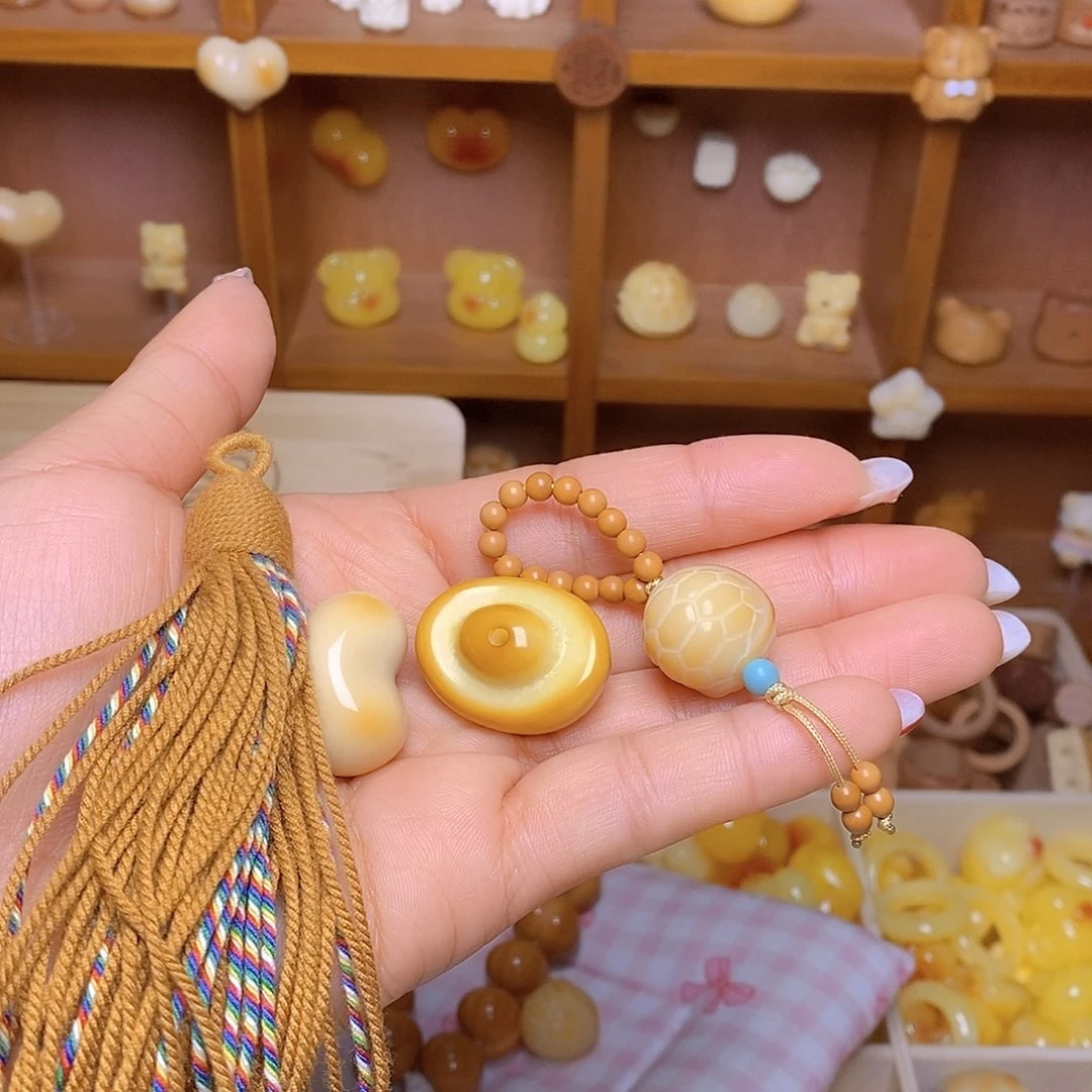 猴头核桃吊坠棕流苏和爱心和元宝和富甲提溜