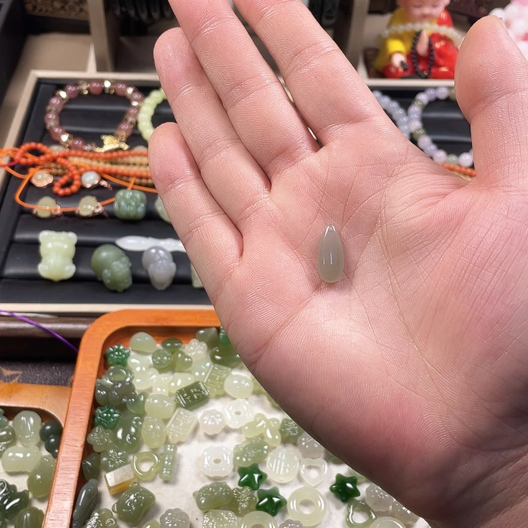 小***n和田玉未镶嵌颈饰