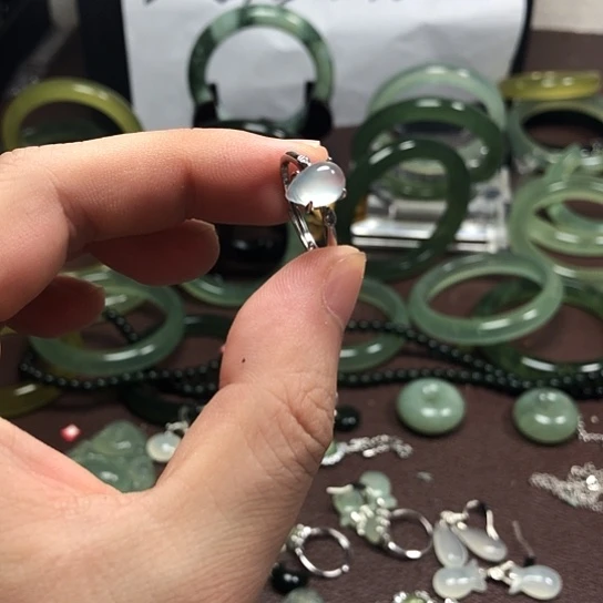 未镶嵌蛇纹石玉颈饰