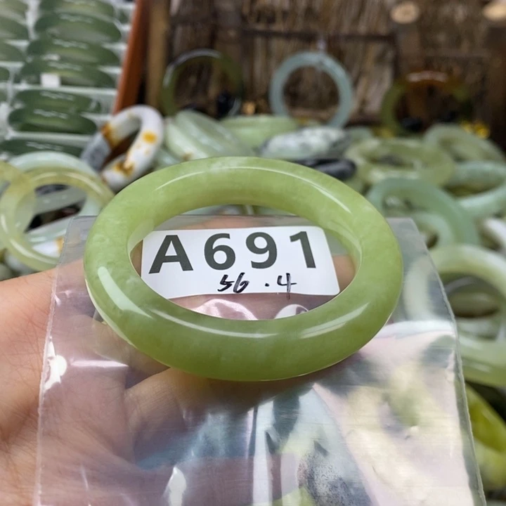 萦***'蛇纹石玉未镶嵌手镯