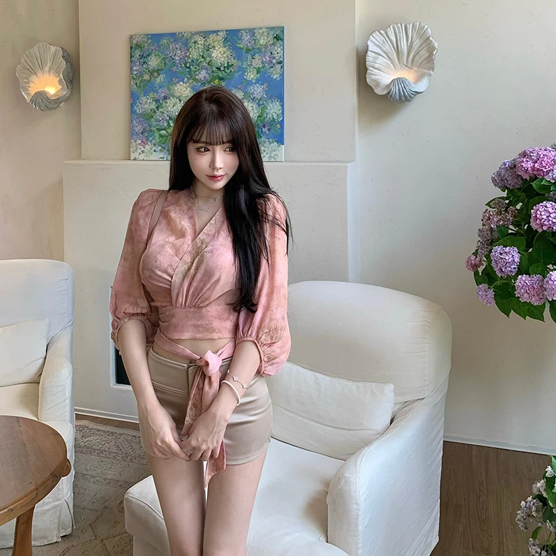 Liuu嘻嘻阿法式碎花V领绑带小衫女夏时尚气质五分灯笼袖百搭上衣