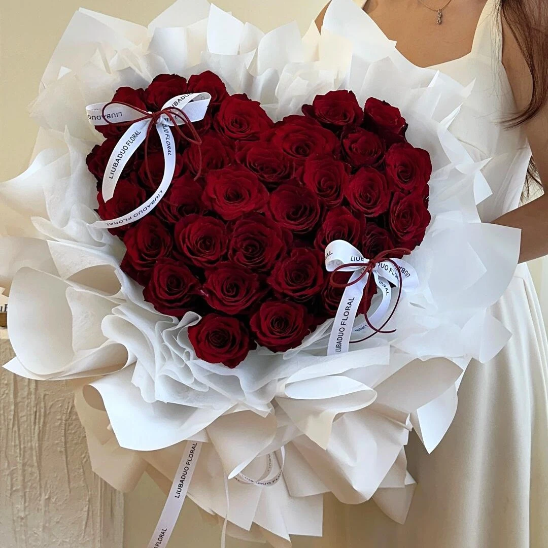 33枝红玫瑰心形花束