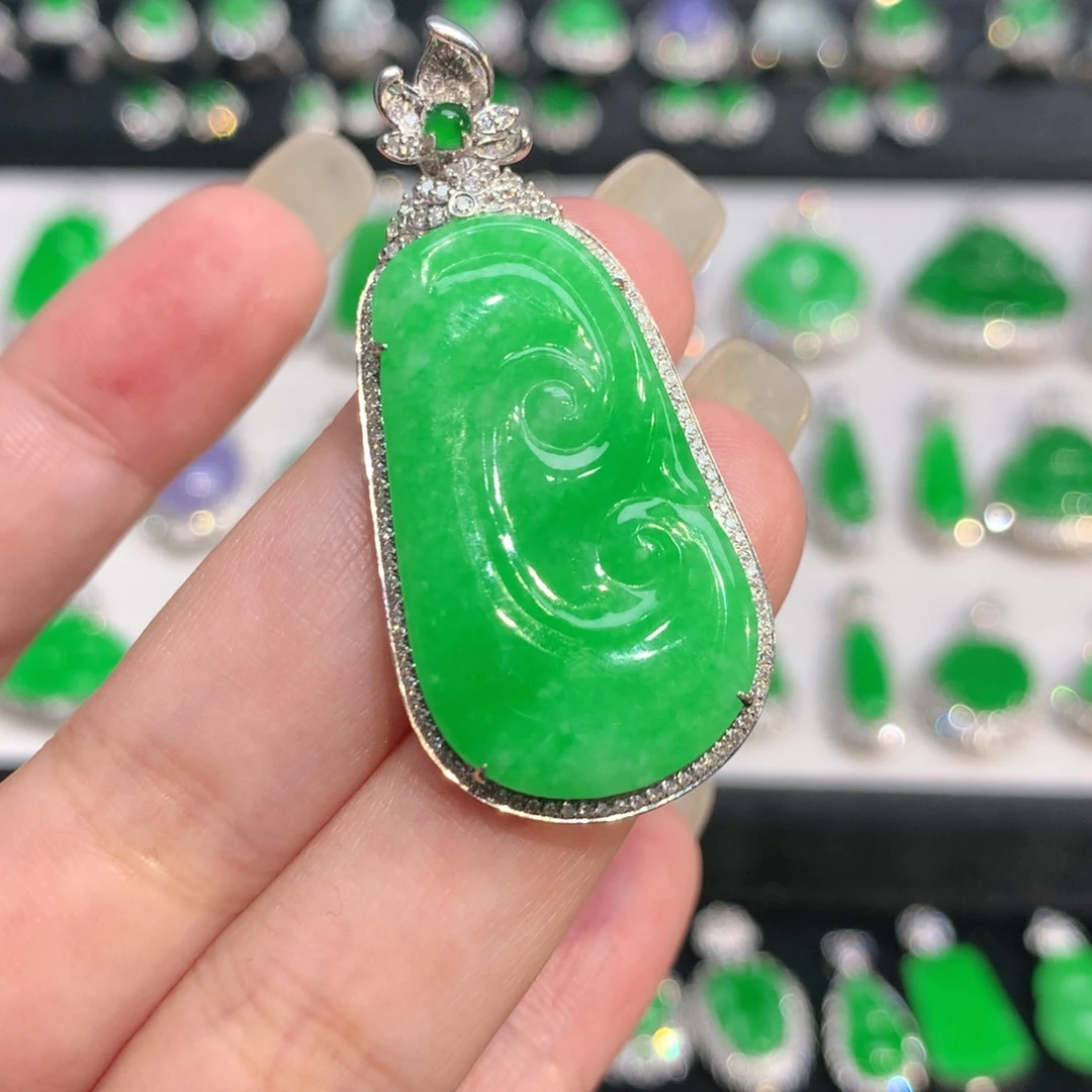 翡翠18K金镶嵌颈饰